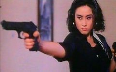 Sharla Cheung Man dans une pose  la John Woo